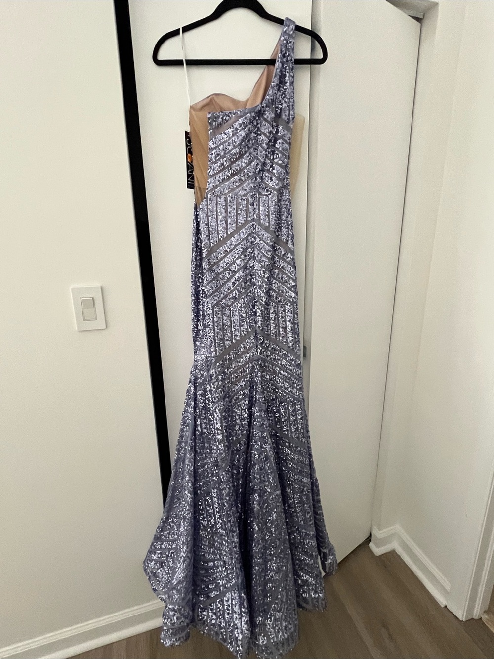 Jovani - Picture 4 of 4
